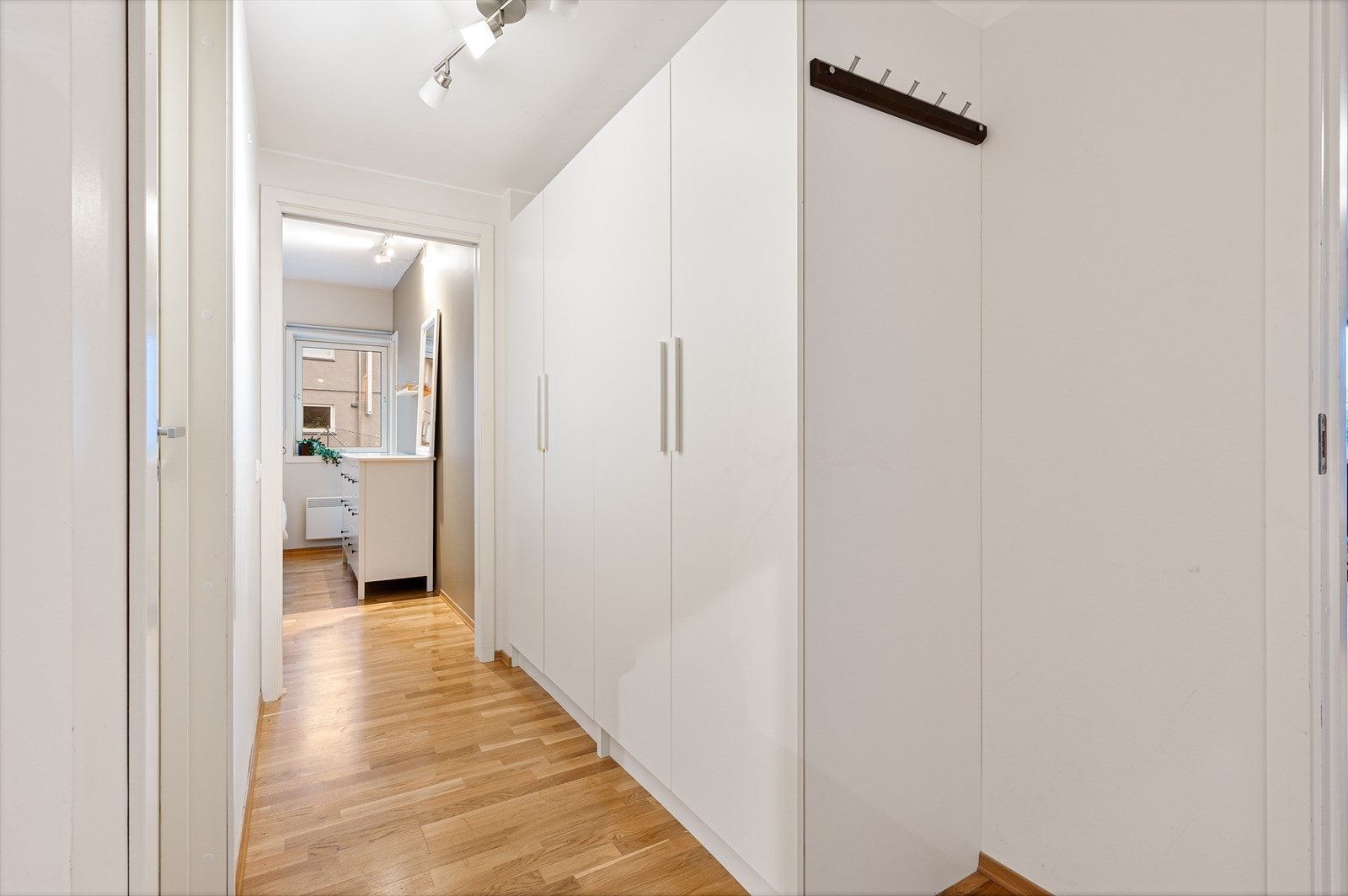 - Merk garderobeløsing i entré som gir godt med ekstra lagringsplass - Galleribilde