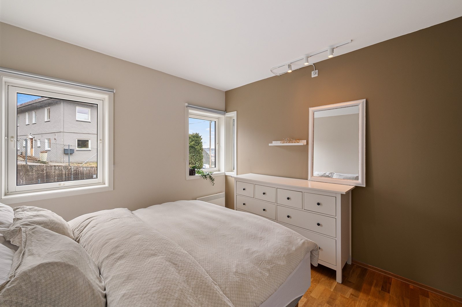 - God plass til dobbeltseng i ønsket størrelse samt øvrig møblement - Galleribilde