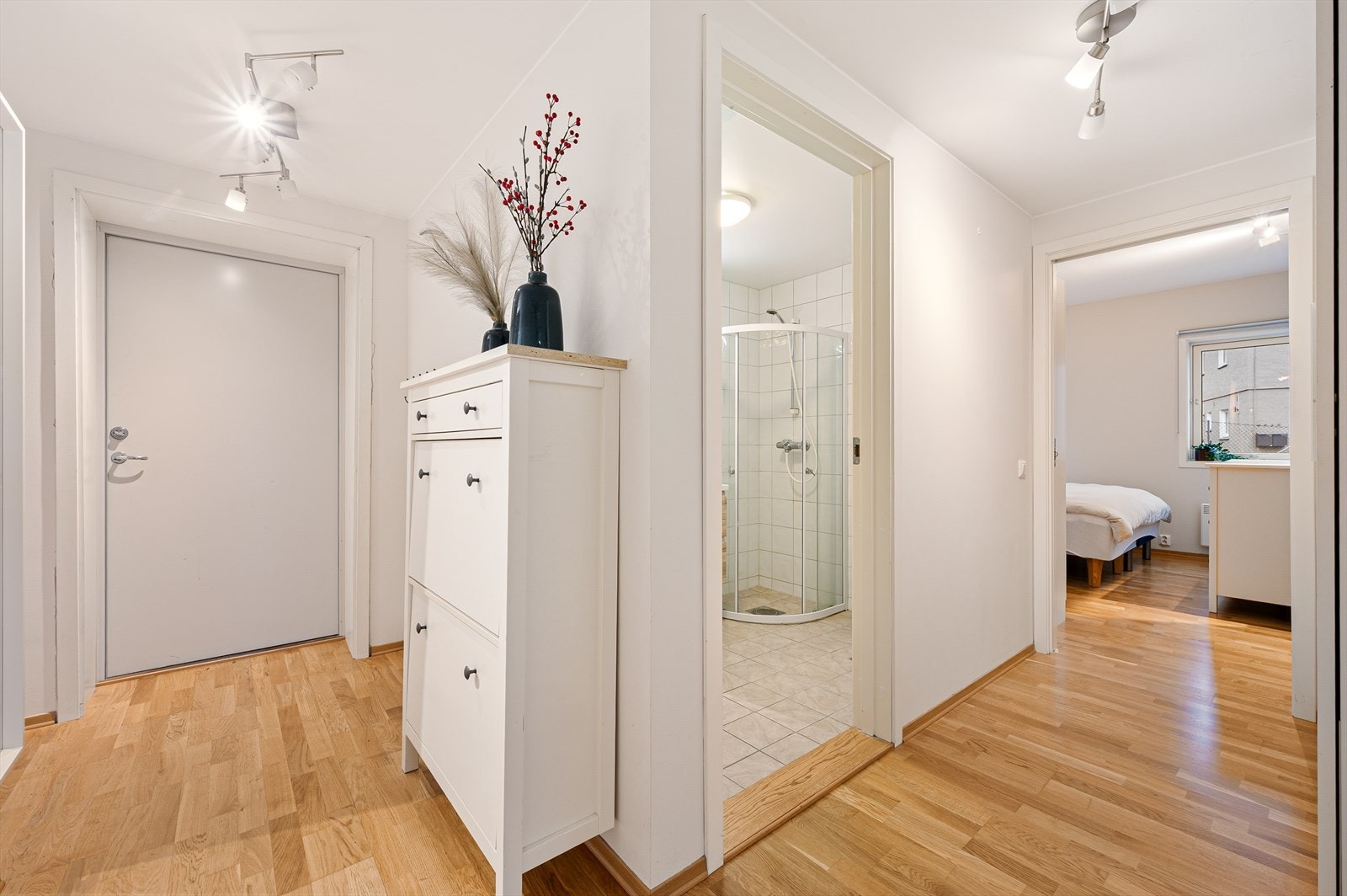 - Entréen er lys og innbydende, og gir et flott og representativt førsteinntrykk av leiligheten - Galleribilde