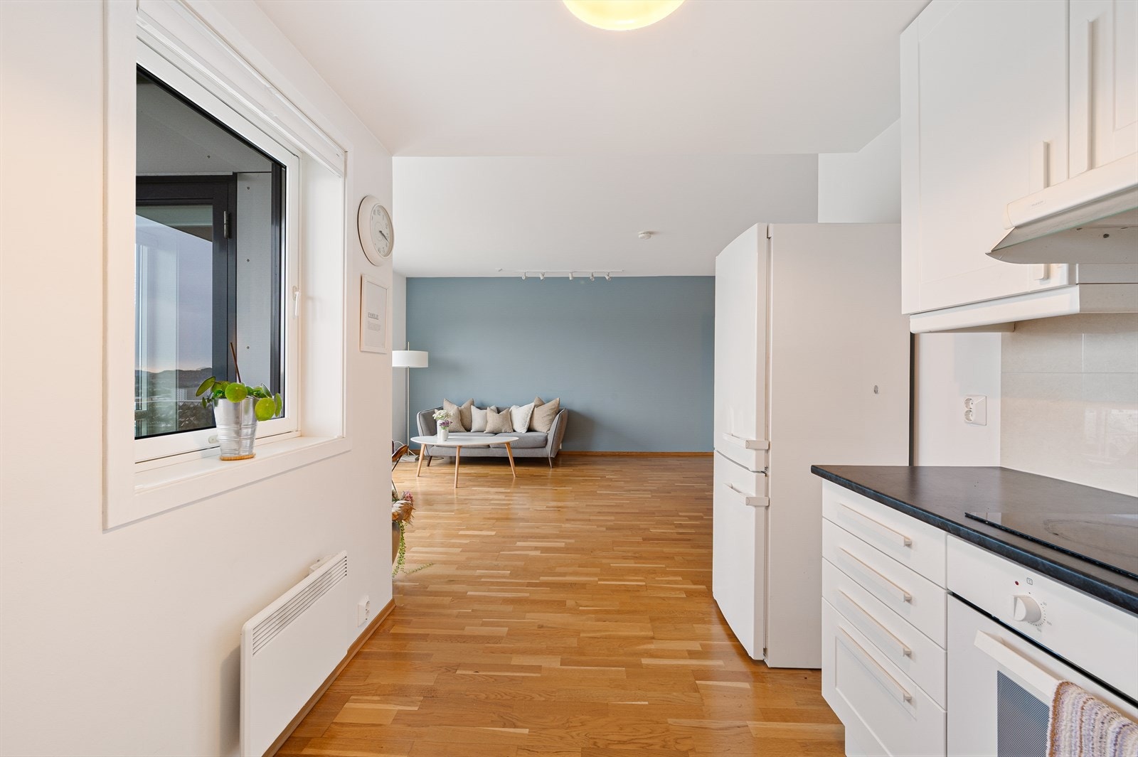 - Godt med skap- og benkeplass til glede for kokken - Galleribilde