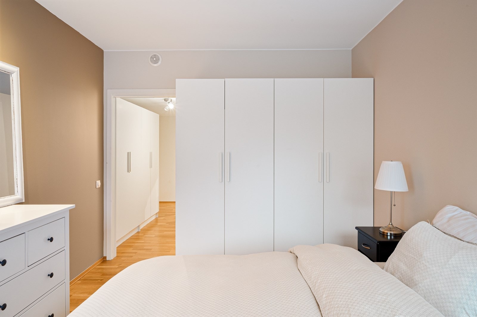 - Merk den romslige garderobeløsningen som medfølger kostnadsfritt - Galleribilde