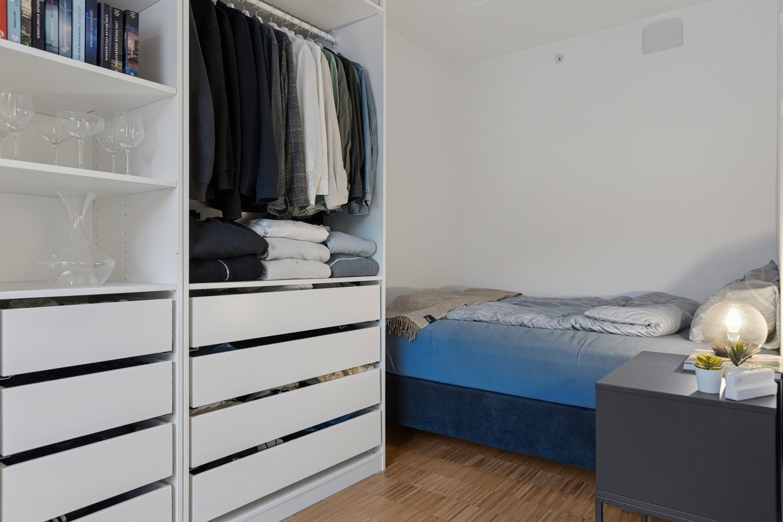 Soverommet har god garderobeplass. Galleribilde