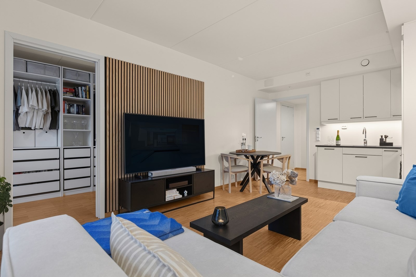 Leiligheten sto ferdig i 2024 og er meget energieffektiv. Her er det 2 386,- pr. mnd. i felleskostnader, med oppvarming inkludert. Galleribilde