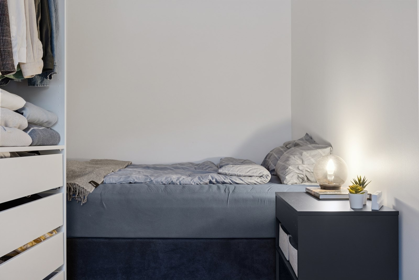 Lyst og trivelig soverom på 8,9 m² med en behagelig og avslappende atmosfære. Galleribilde