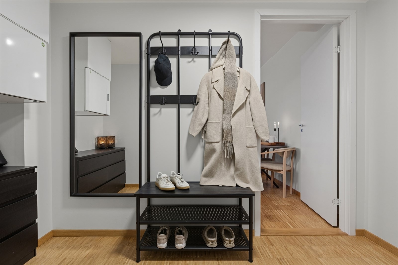 Lys og fin entré på 5,5 m². Et rom som umiddelbart setter tonen for resten av boligen. Galleribilde