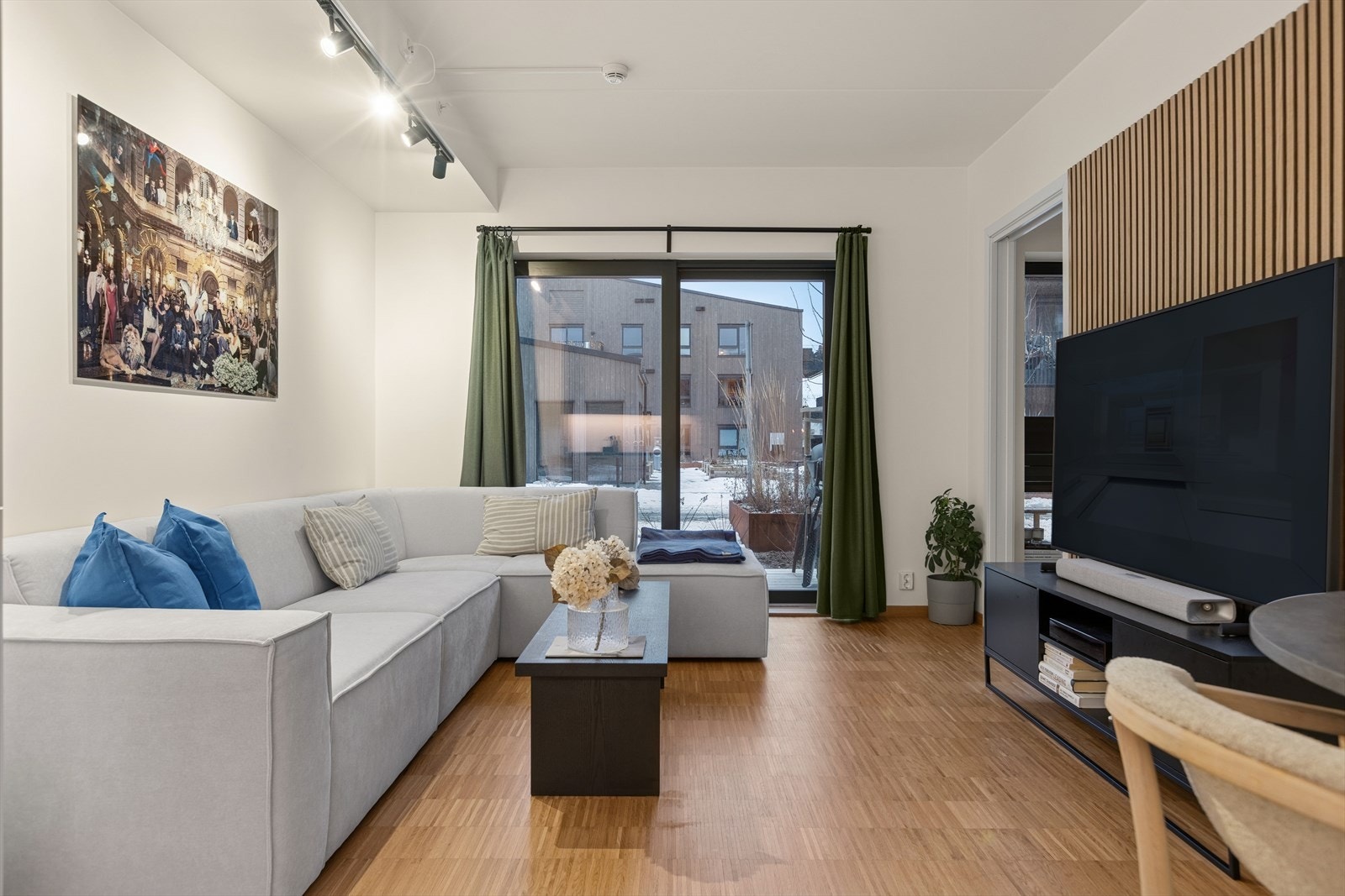 Lys og innbydende stue med god plass til en romslig sofagruppe. Den moderne spileveggen skaper et elegant fokuspunkt i rommet. Galleribilde