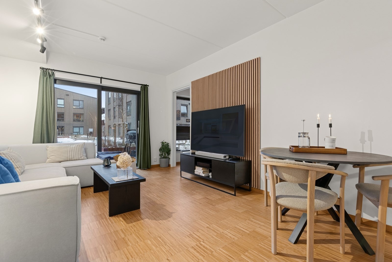 Åpen planløsning mellom stue og kjøkken på 18,8 m² gir en luftig og behagelig romfølelse, perfekt for både hverdagsliv og sosiale anledninger. Galleribilde