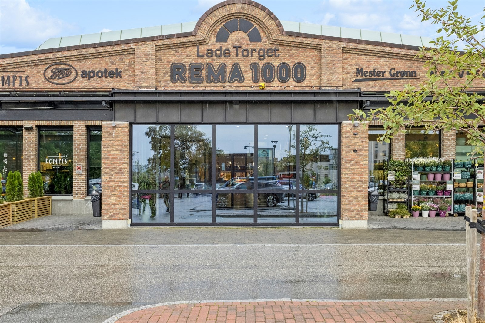 Her i Gartnersletta bor du med umiddelbar nærhet til alt du trenger i hverdagen. Ladetorget ligger innenfor 1.min gange. Her har du Rema 1000, Narvesen, frisør, blomsterbutikk, kafé, apotek, restaurant m.m. Galleribilde