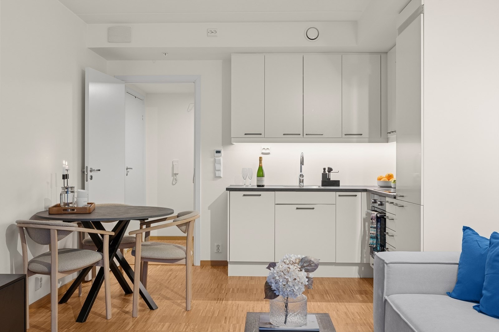 Alt praktisk plassert for å sikre en effektiv og behagelig arbeidsflyt på kjøkkenet. Galleribilde