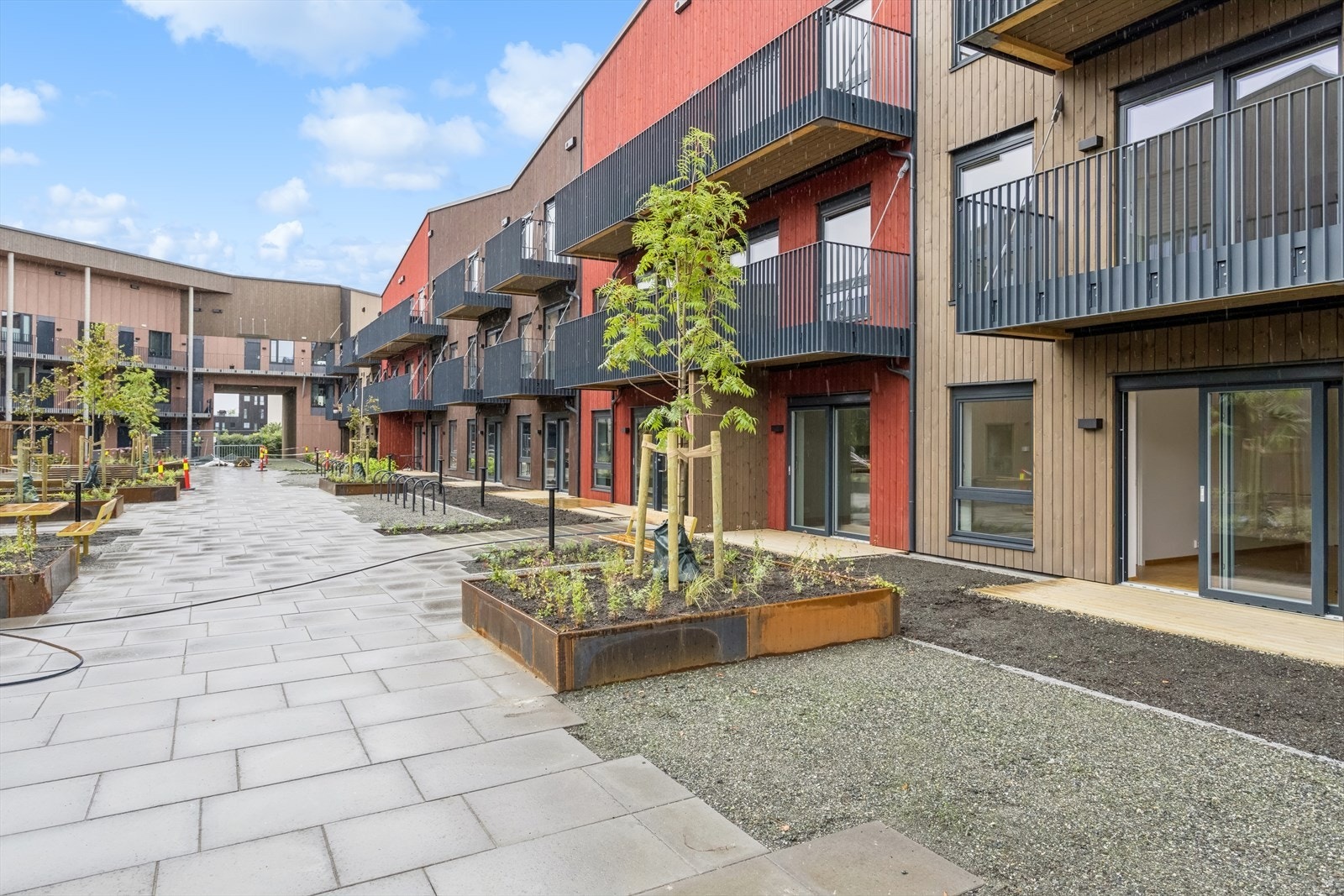 Kort vei til Trondheim sentrum, kjøpesentre og flotte turområder fra leiligheten. Her bor du med Ringve Botaniske hage og Lade gård som nærmeste nabo. Her vil du trives! Galleribilde