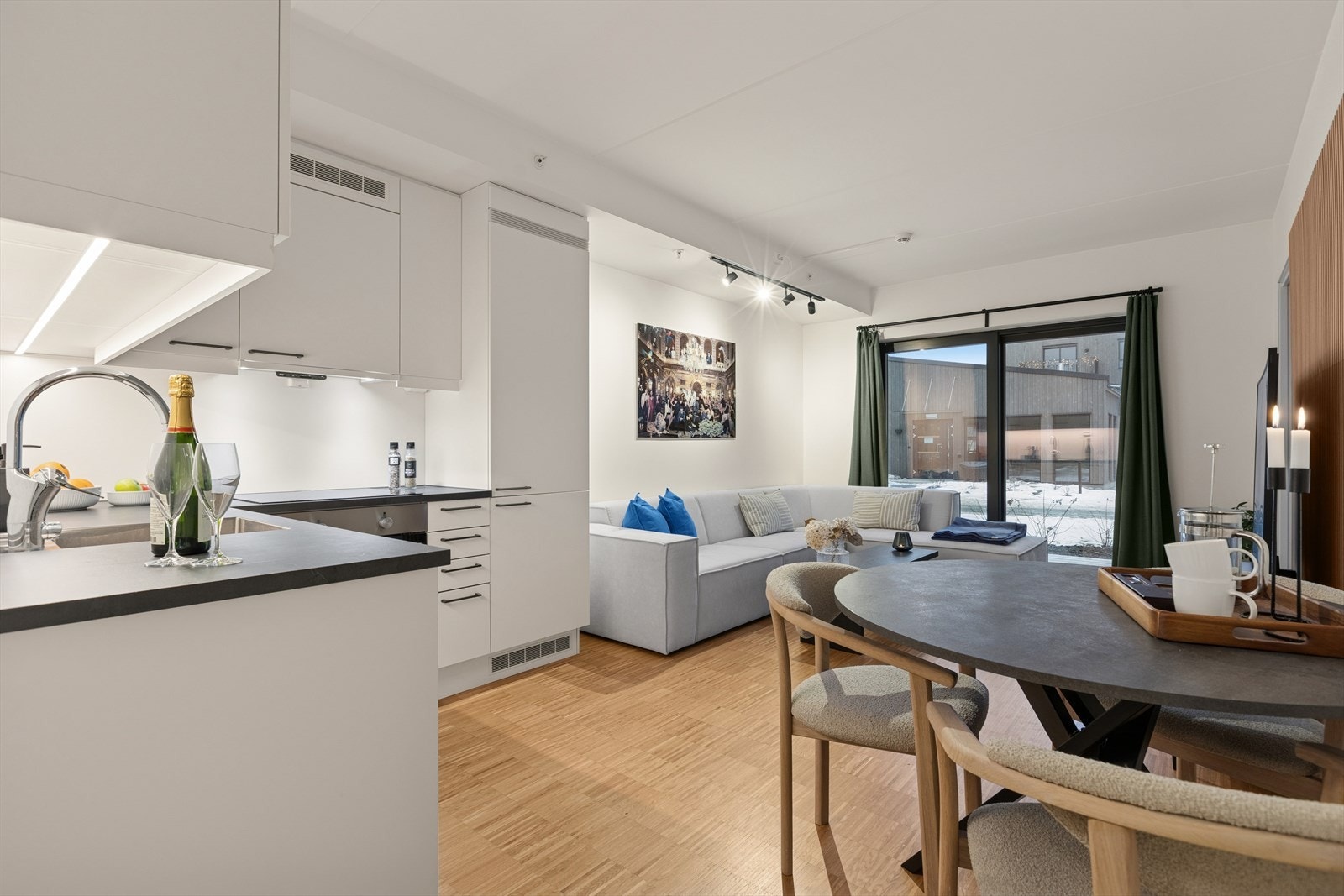 Kjøkken med spiseplass der du kan dekke opp til både hyggelige hverdagsmiddager og sammenkomster. Galleribilde