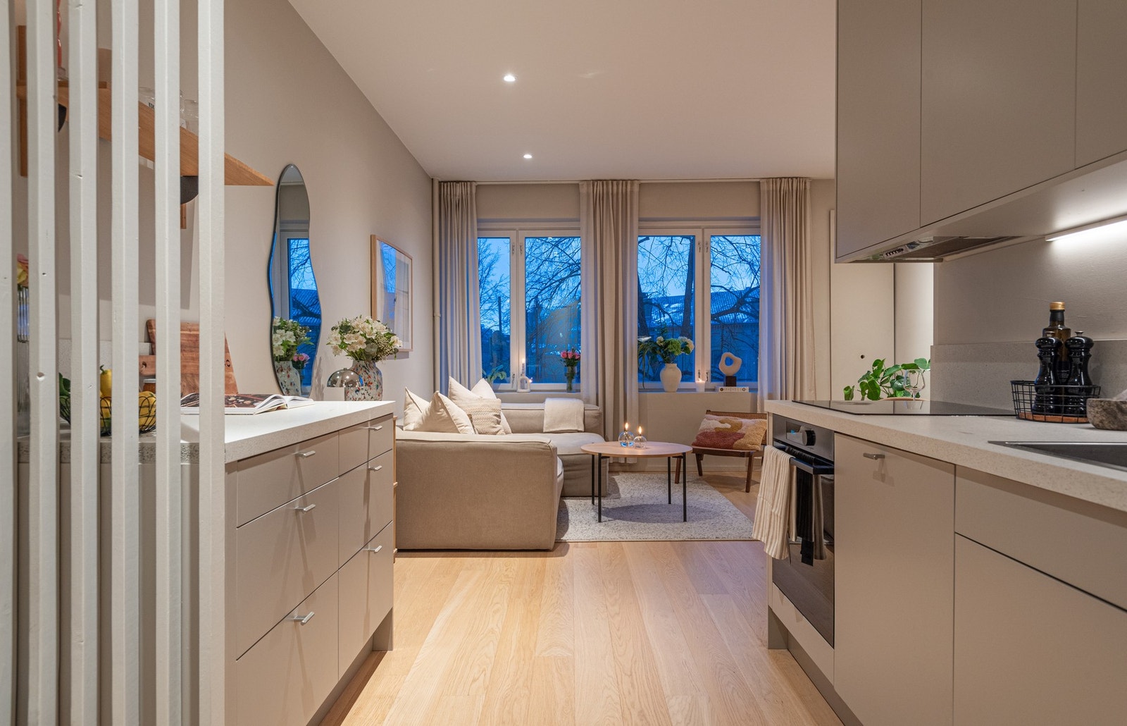 Leiligheten har en åpen kjøkkenløsning mot stuen med stilren, takhøy kjøkkeninnredning fra 2022 fra leverandør Epoq. Galleribilde