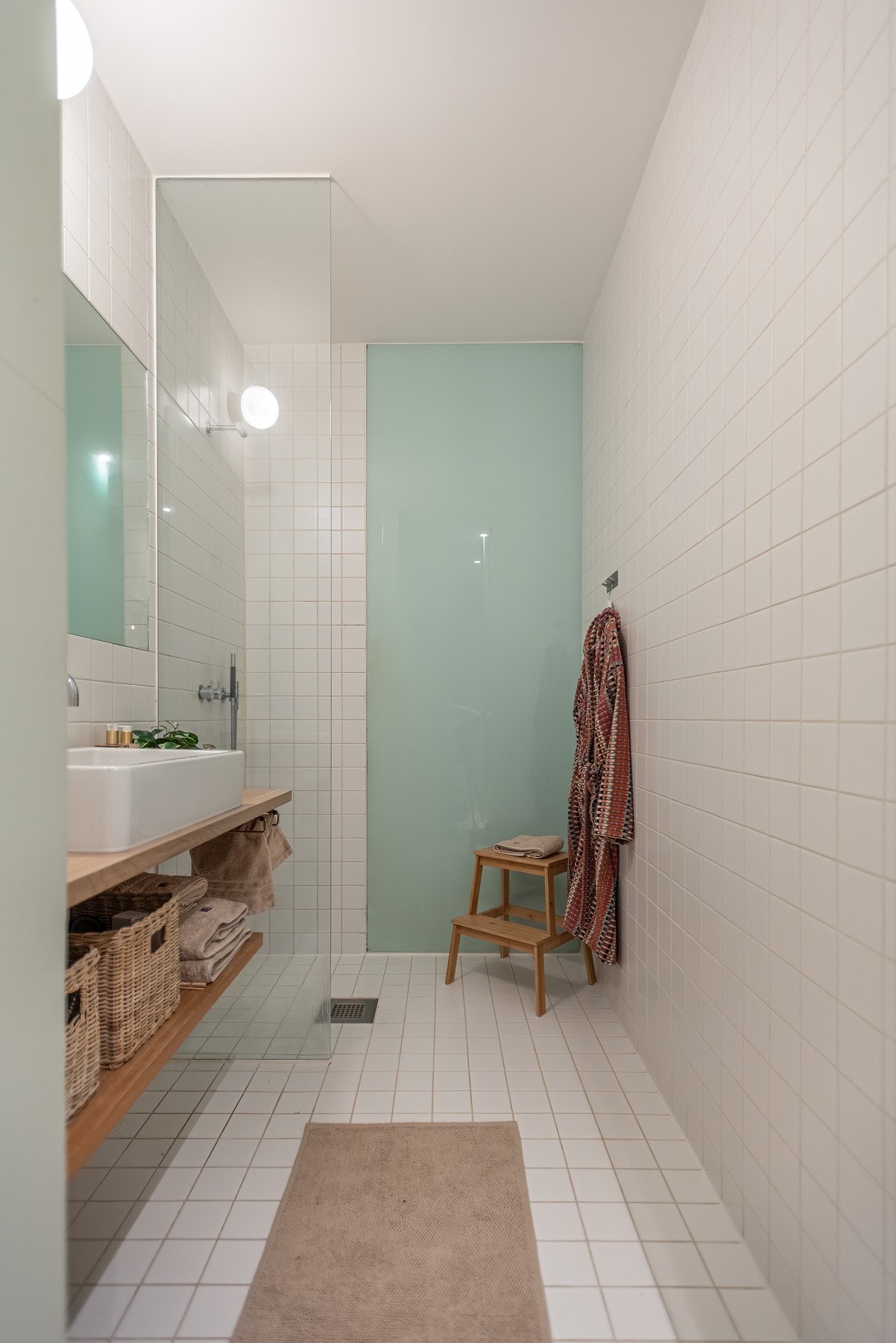 Orginalt kjøkken er flyttet for å etablere baderom med direkte inngang fra soverom. Galleribilde