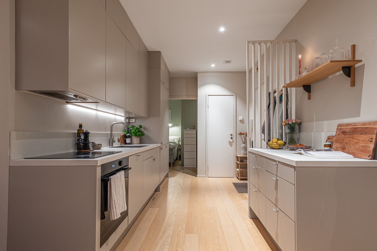 Innredningen har integrerte hvitevarer som induksjonsplatetopp, stekeovn, oppvaskmaskin samt kjøle-/fryseskap. Galleribilde