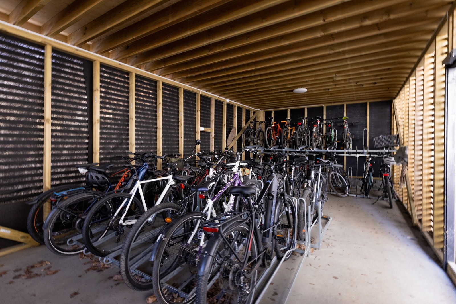 Her har du flott sykkelgarasje i bakgård. Galleribilde