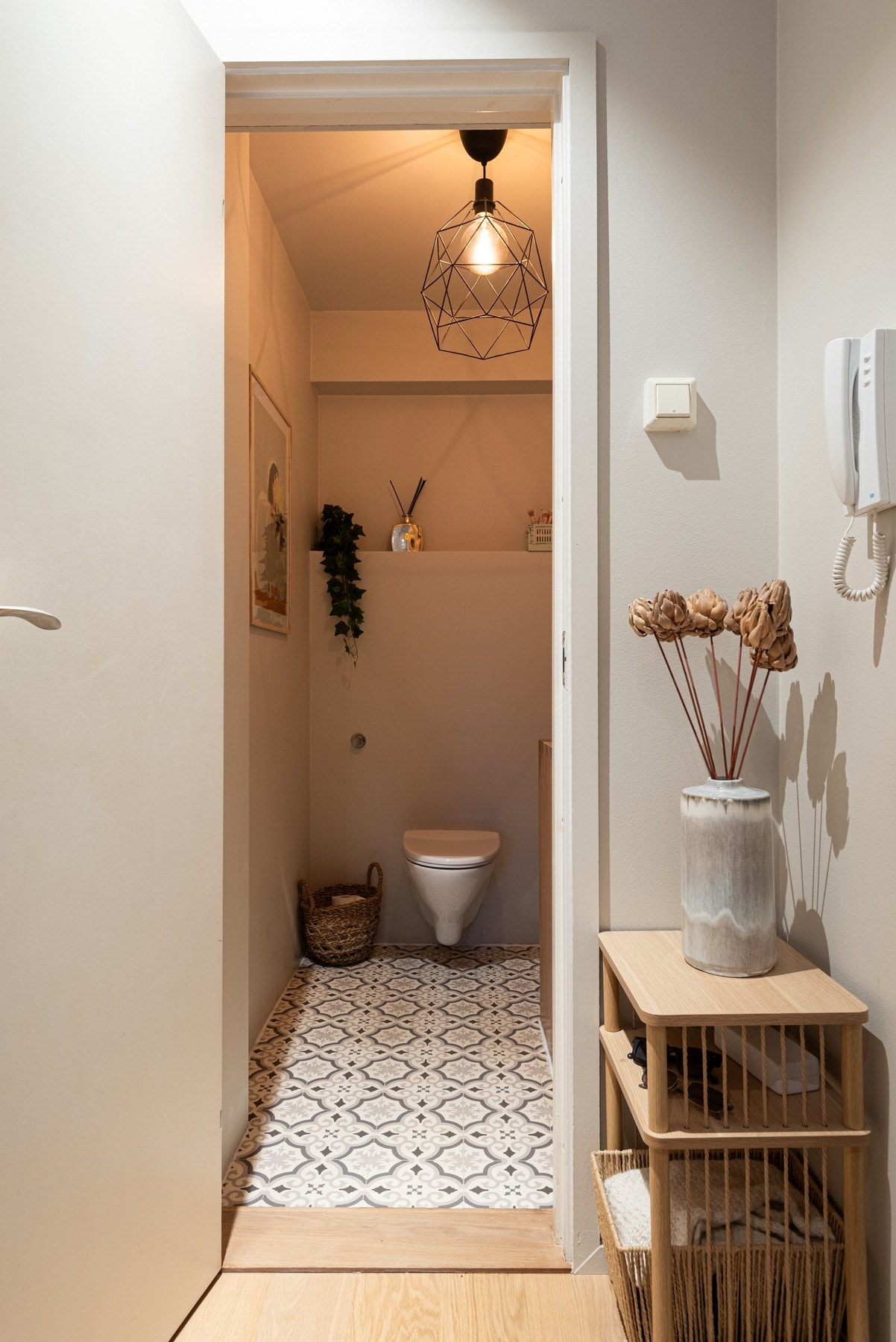 Leiligheten har ett delikat toalettrom malt i moderne farger. Galleribilde