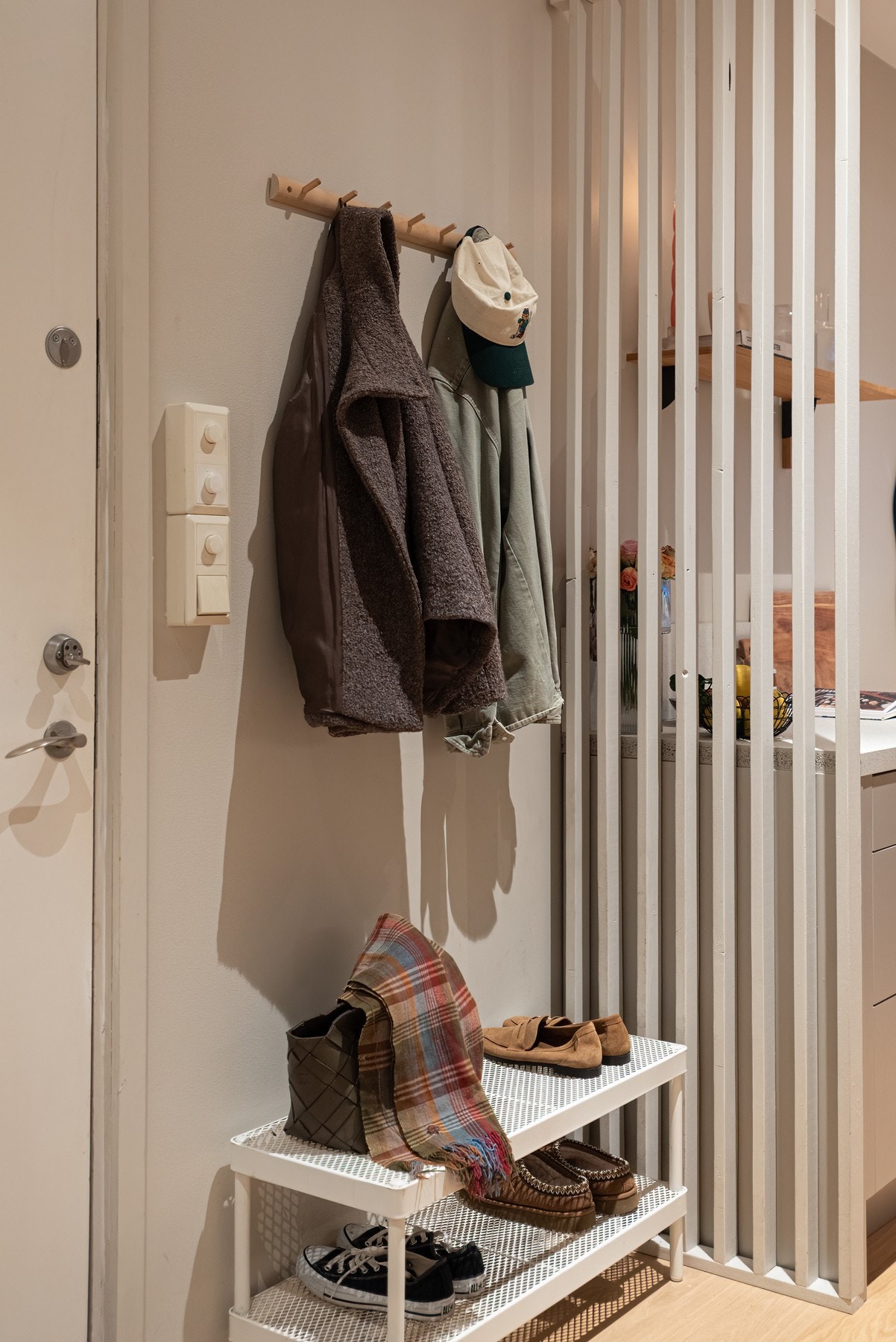 Entréen er romslig og med plass til å henge fra seg yttertøy og sko. Foto: Studio Oslo Galleribilde