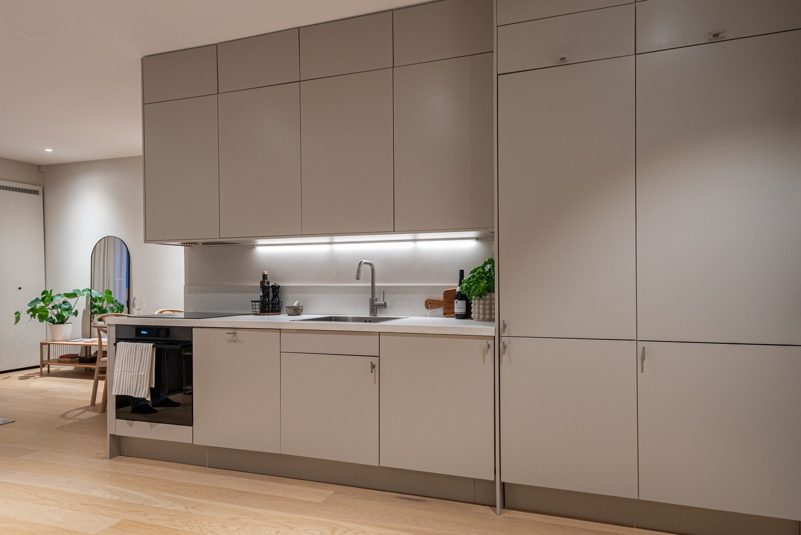 Alle hvitevarer medfølger salget, hvor oppvaskmaskin er fra 2025 og stekeovn fra 2022. Galleribilde