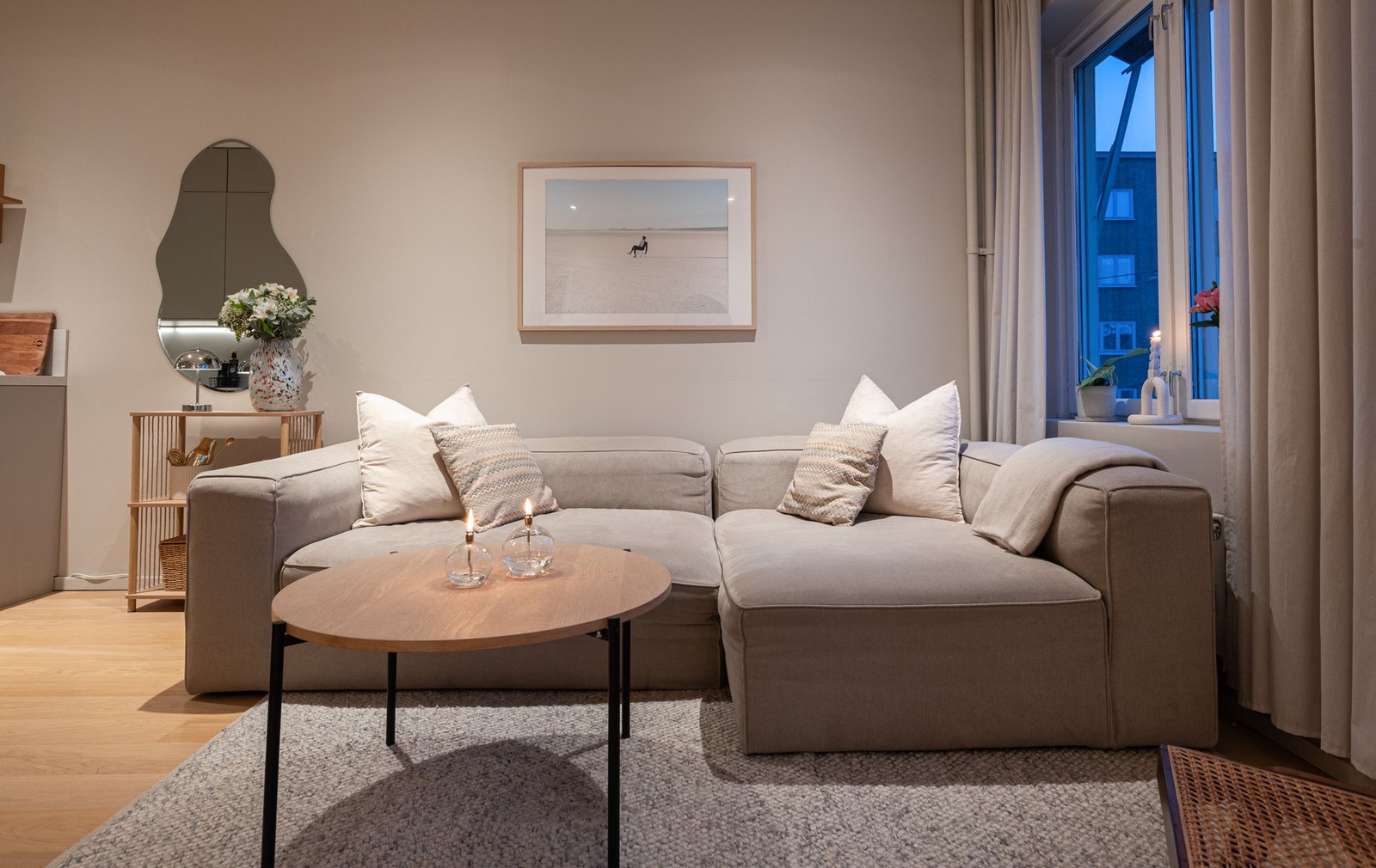 Her har du god plass til en fin sofagruppe, mediemøblement, spisestue og annet ønskelig møblement. Galleribilde