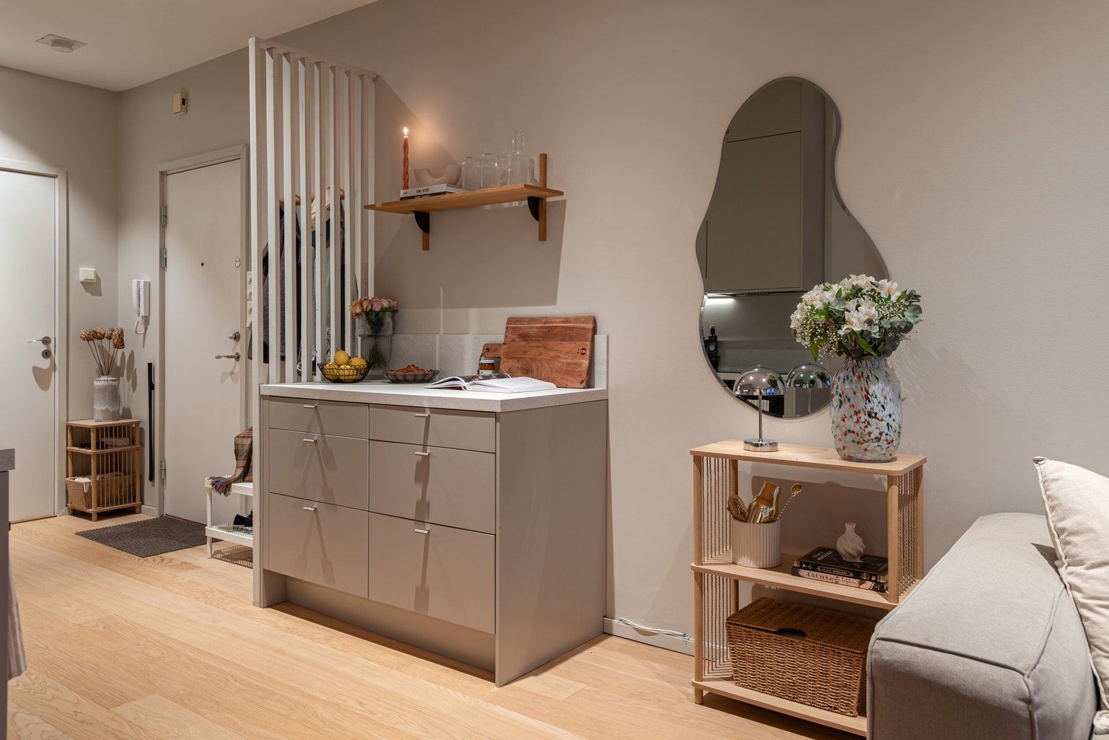 Det er forskjell på dagens planløsning og de originale byggetegningene. Leiligheten var tidligere benyttet som tannlegekontor og er senere bygget om til leilighet. Det foreligger tillatelse til bruksendring fra tannlegekontor til bolig, datert 2006. Når t Galleribilde