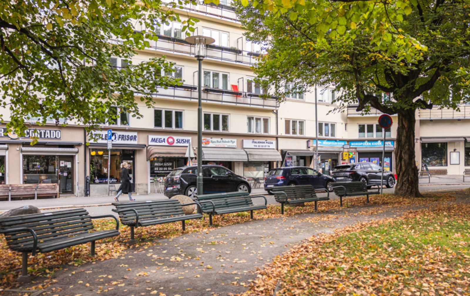 Utenfor leiligheten er det en liten park som gir frodig utsyn fra boligen! (Per nå pågår det arbeider her) Galleribilde