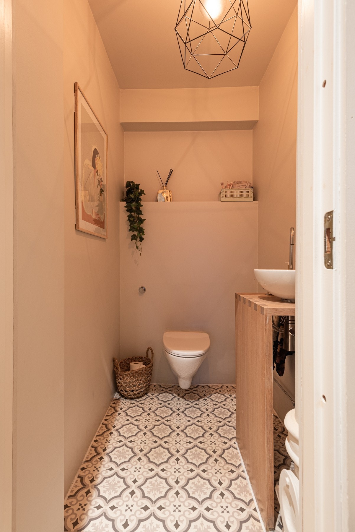 Det separate toalettrommet har inngang fra entré. Galleribilde