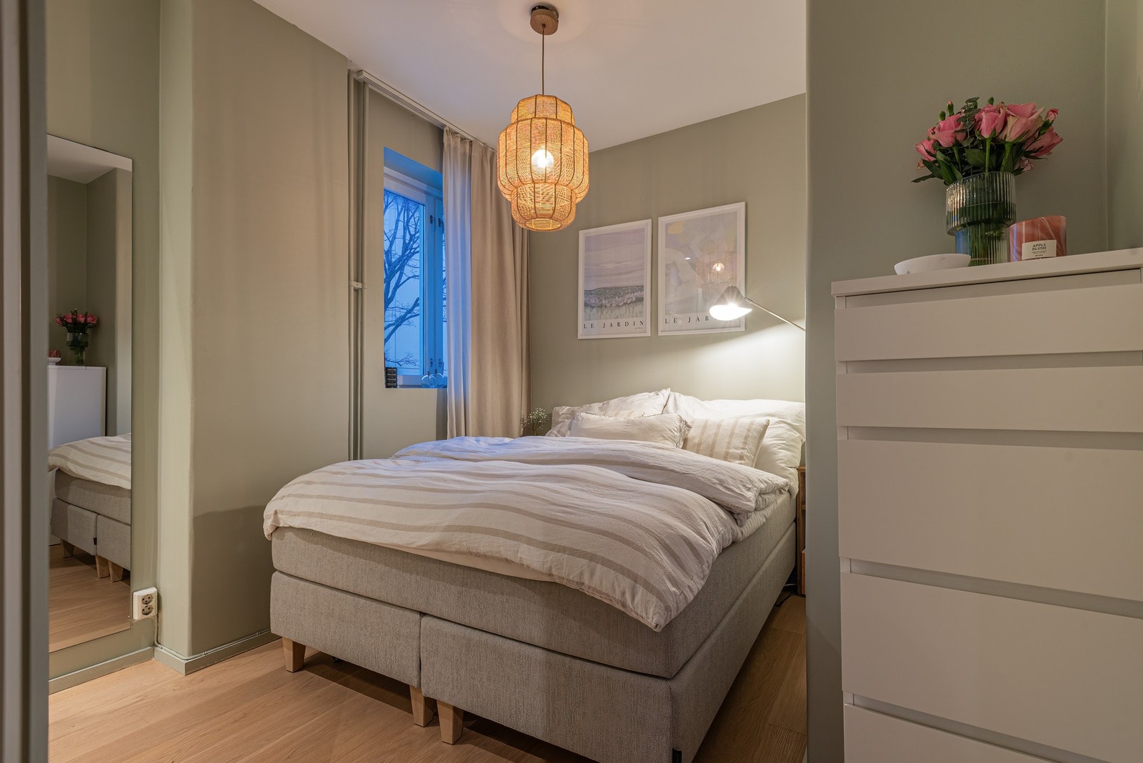 Soverommet har plass til garderobeskap som gir rikelig med oppbevaringsmuligheter. Galleribilde