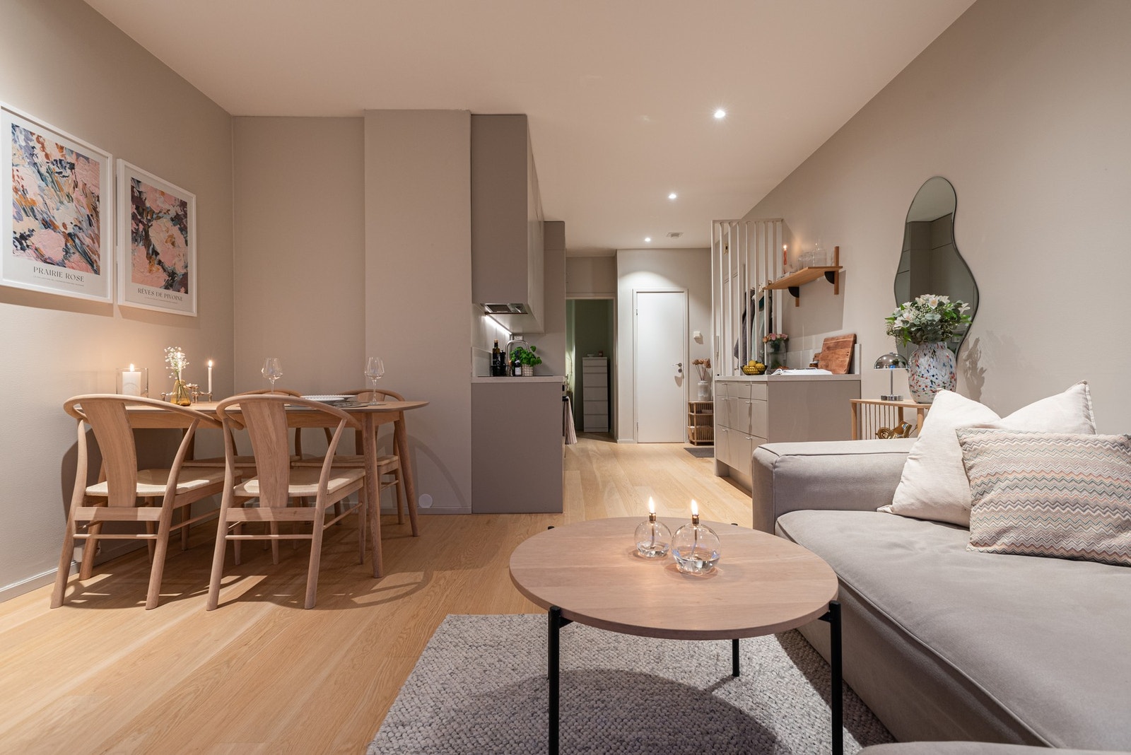 Her er det generøse vindusflater og god takhøyde på 2,67 meter målt i stue som underbygger den gode følelsen av plass. Galleribilde