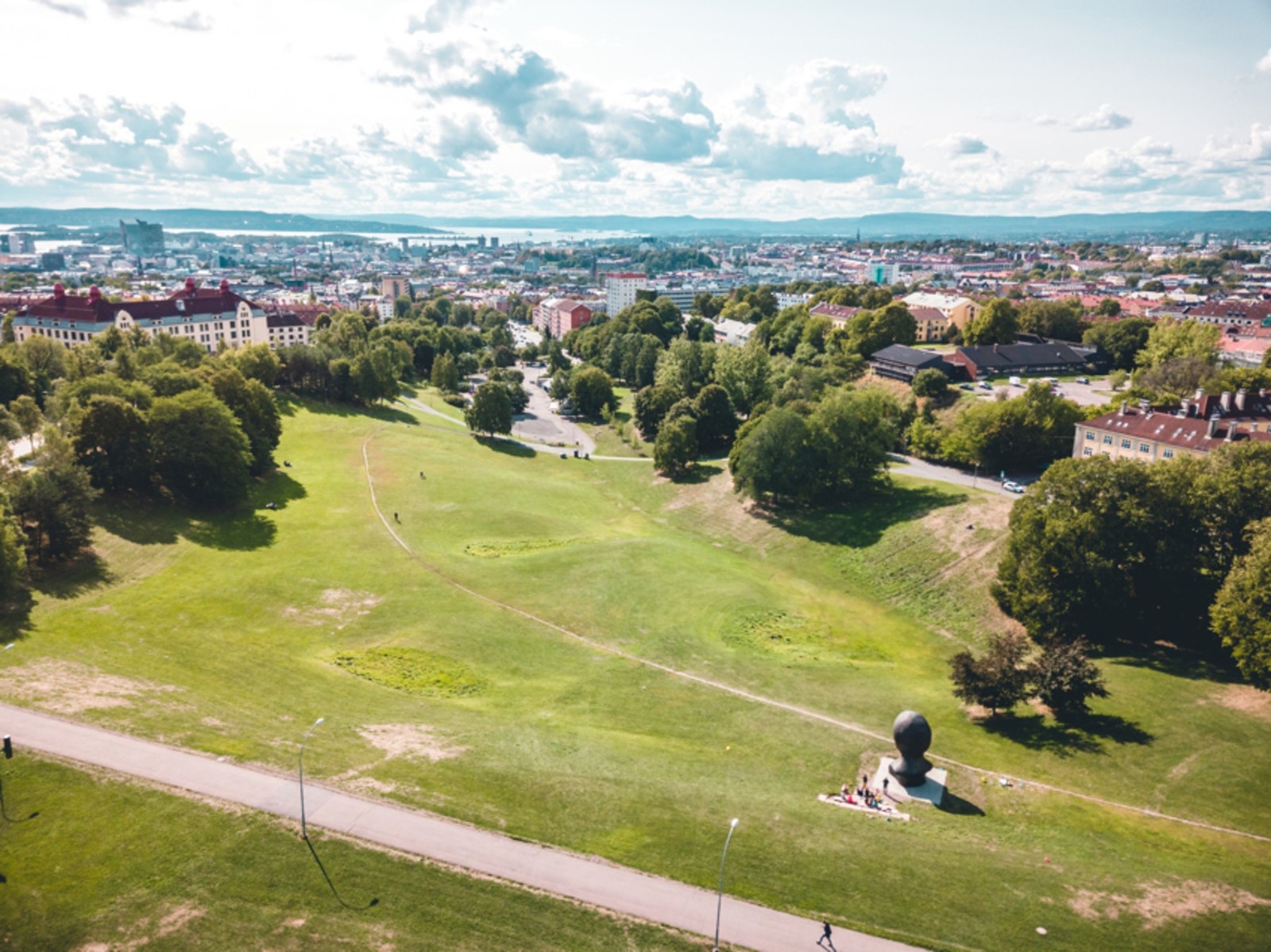 Torshovdalen er en av Oslos største parker. Her kan man ha piknik på sommertid og stå på ski på vinterstid. Galleribilde