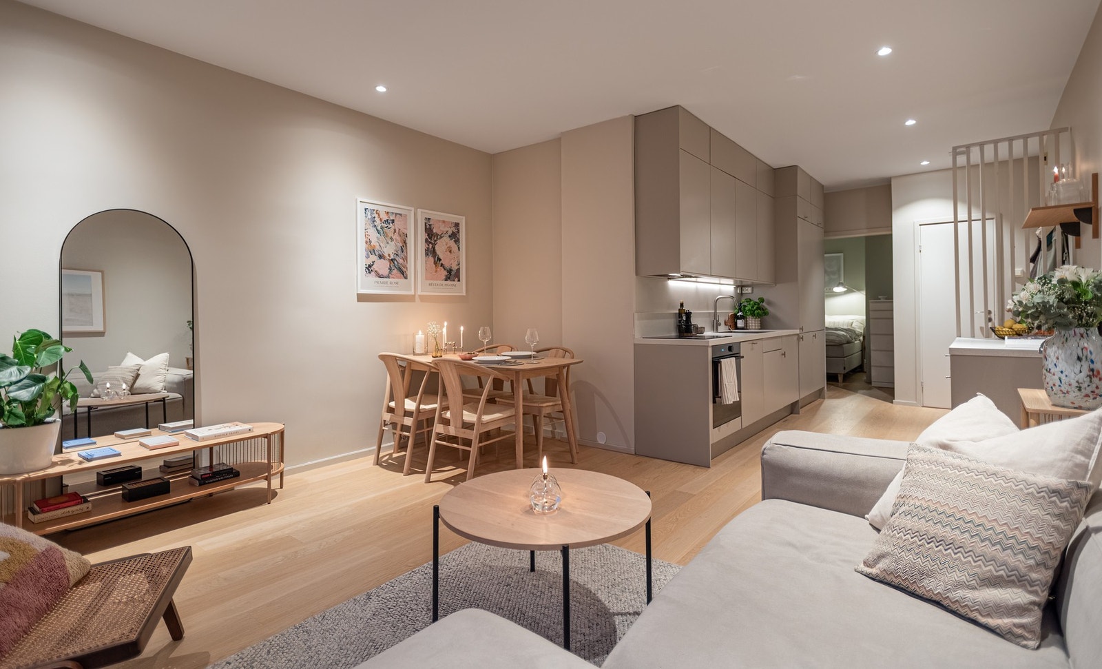 Boligen oppleves svært gjennomført med lekre, smarte løsninger og leiligheten fremstår som meget smakfull, velholdt, lys og luftig. Galleribilde