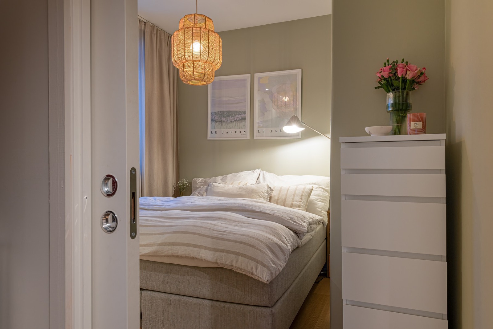 Koselig soverom som med plass til dobbeltseng. Galleribilde