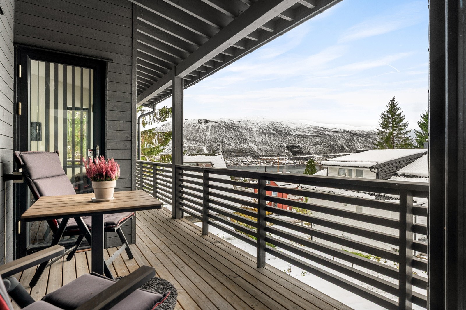 Fra soverom er det utgang til takoverbygd veranda med god plass til utemøbler.