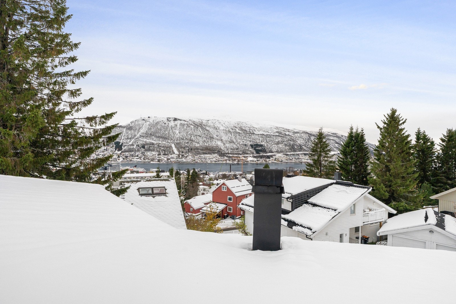 Fra boligen er det nydelig utsikt og strålende solforhold. Et perfekt sted å nyte finværsdagene i Tromsø!
