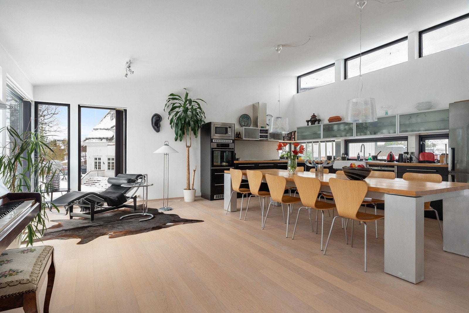 Spisebordet har sin naturlige sone i stuen, like ved kjøkkenet.