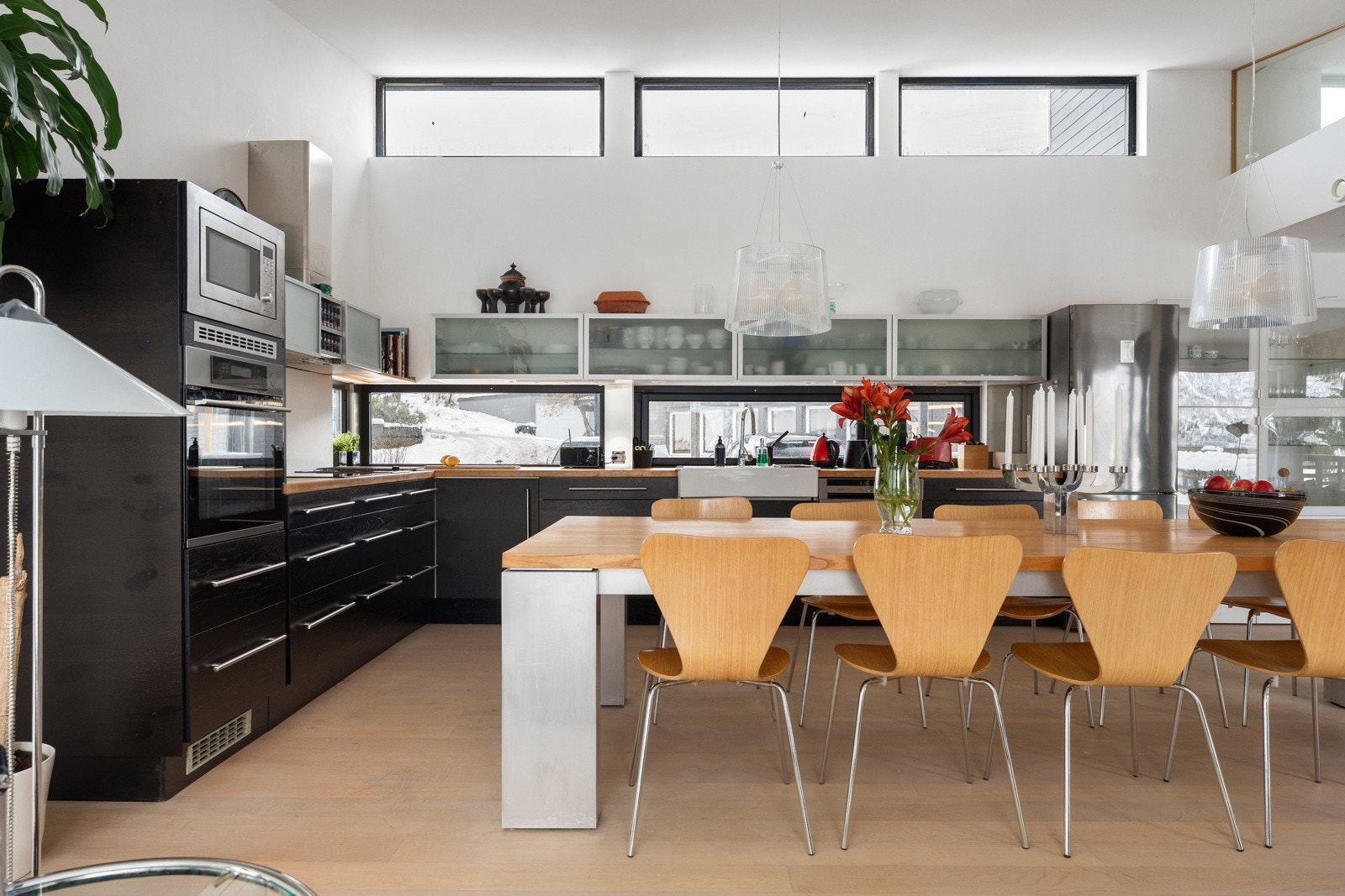 Her er det god plass for stort spisebord, med plass for hele familien, eller mange gjester.