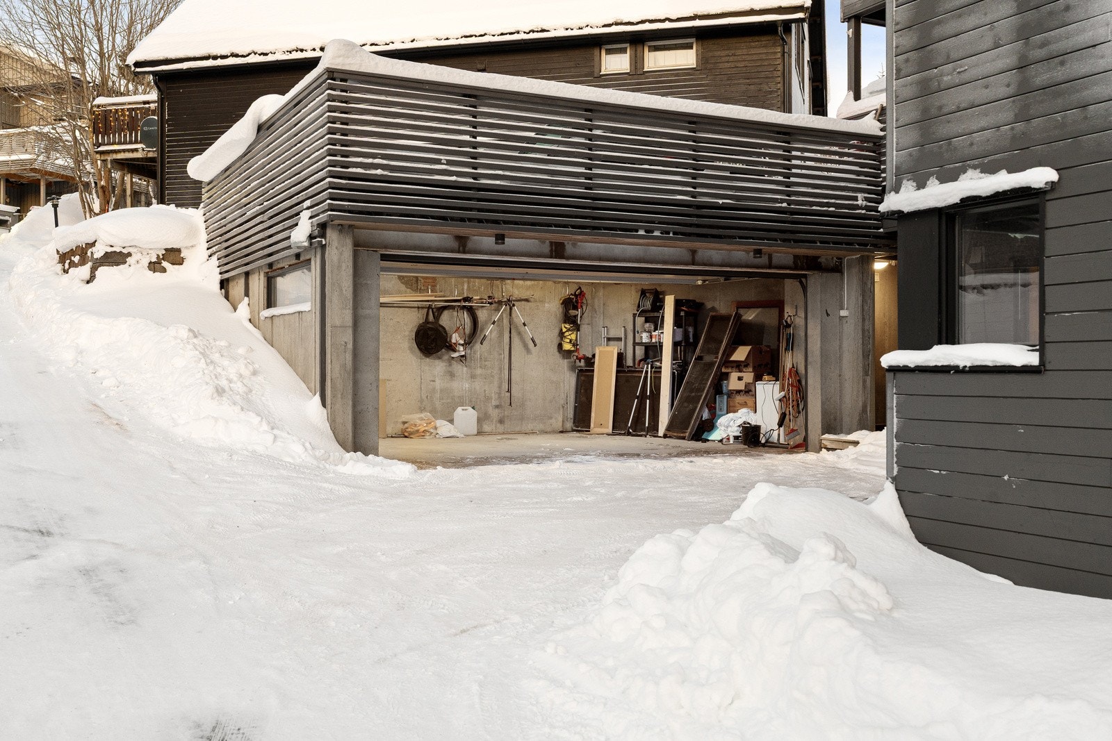 Parkering i garasje og på tomt.