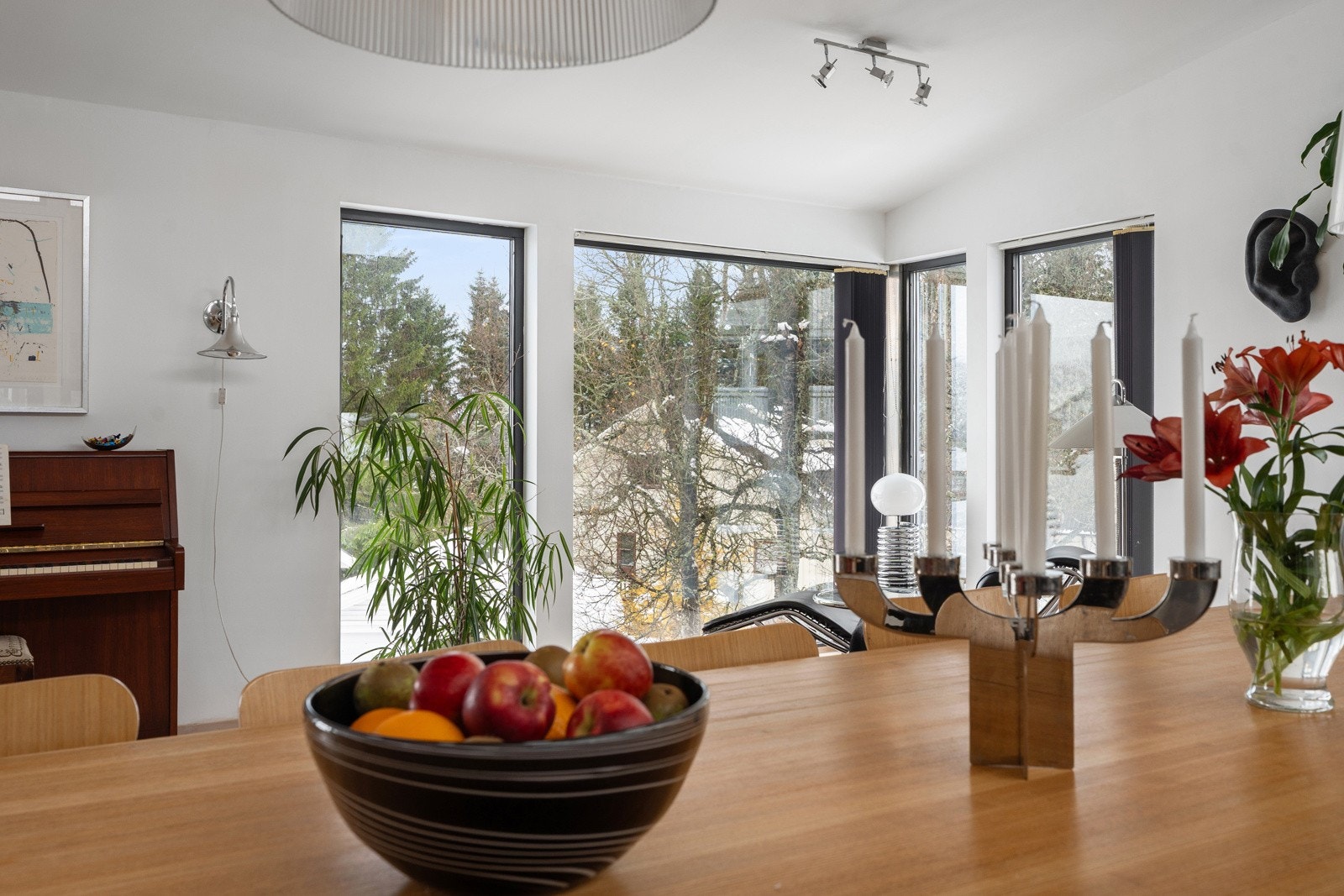 Store vindusflater fra gulv til tak skaper en god romfølelse.