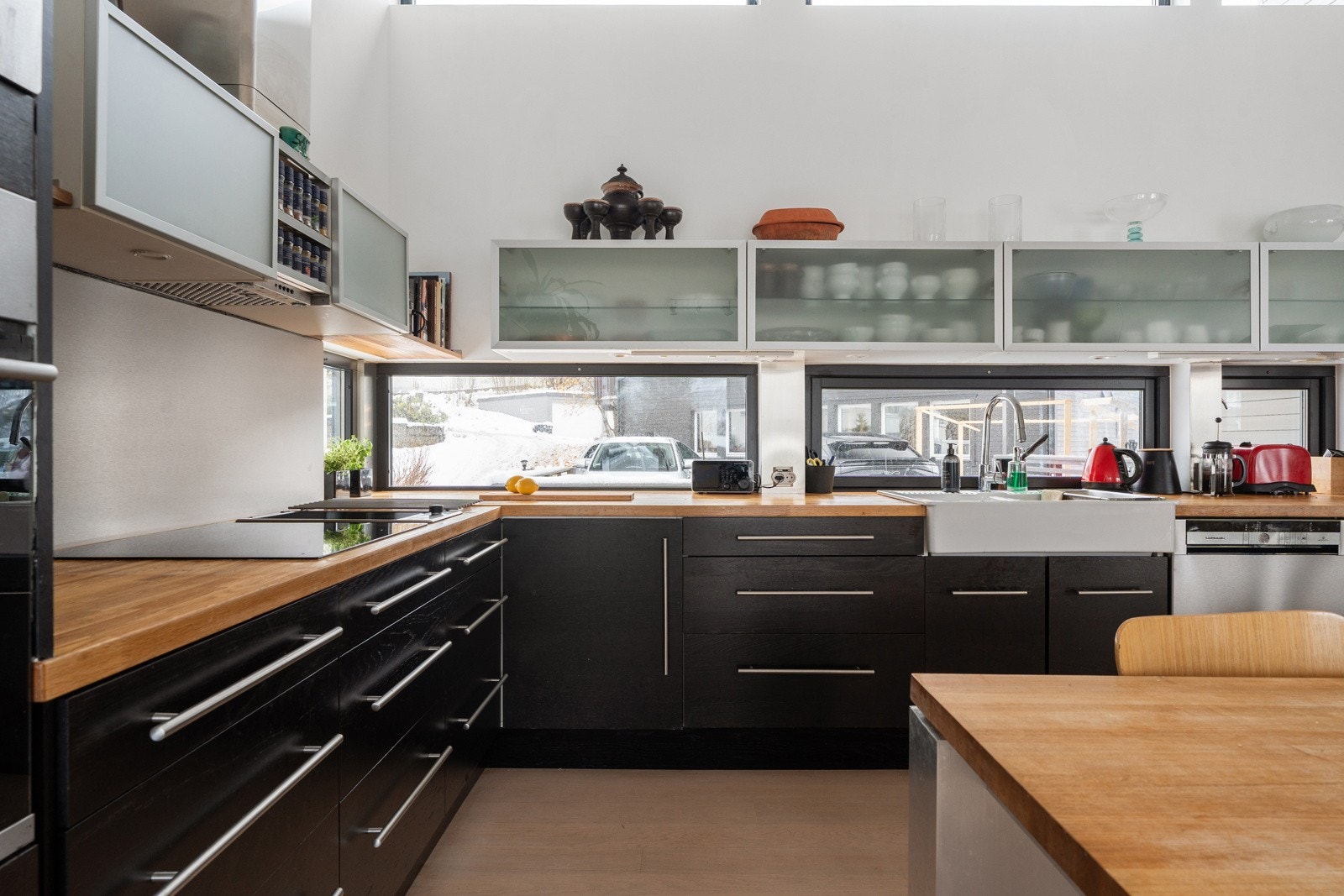 Kjøkkenområdet ligger fint plassert i stuen og framstår lekkert og funksjonelt, med mye skap- og benkeplass.