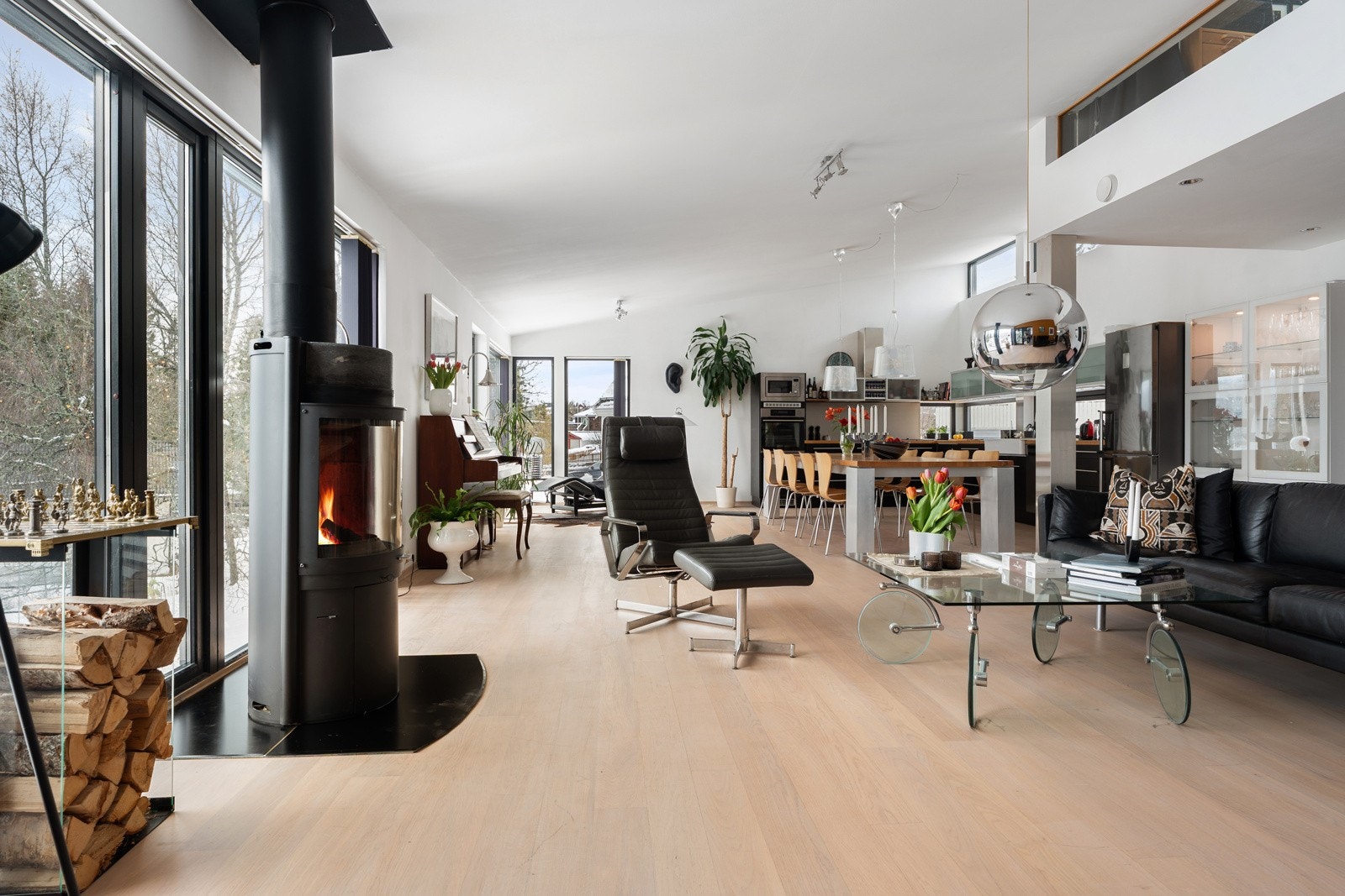 Vedfyringen bidrar til en behagelig temperatur og en koselig atmosfære.