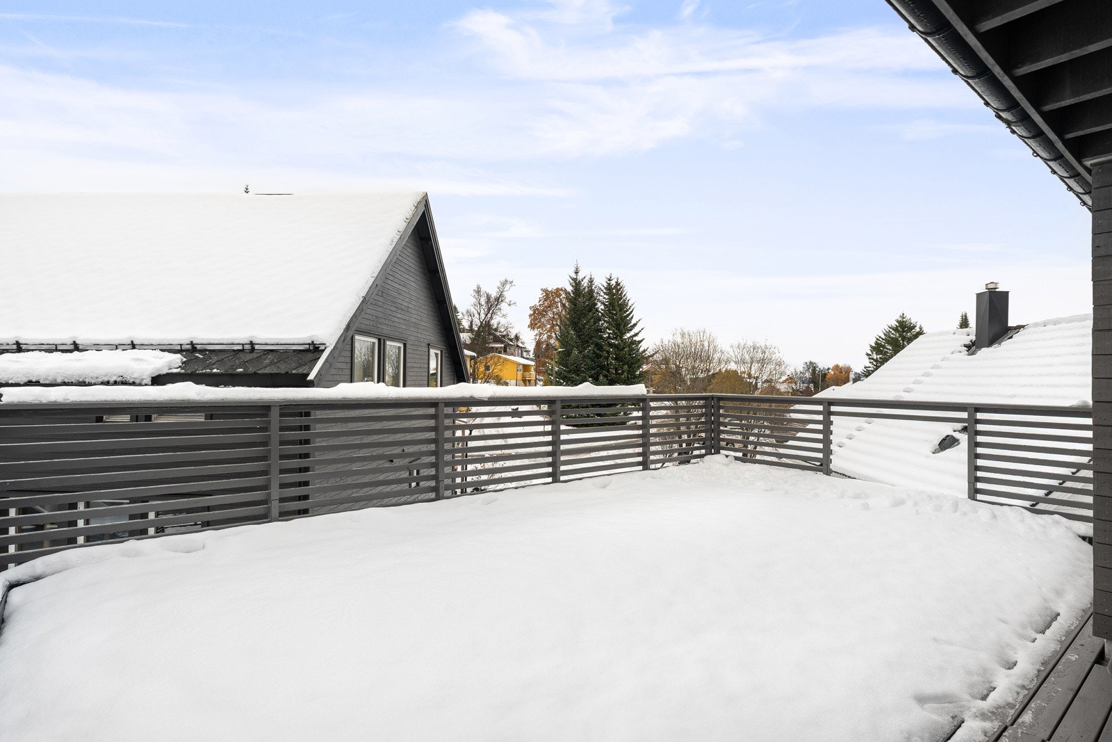 Fra leiligheten er det utgang til veranda. Her er det flott utsikt og ikke minst strålende solforhold.