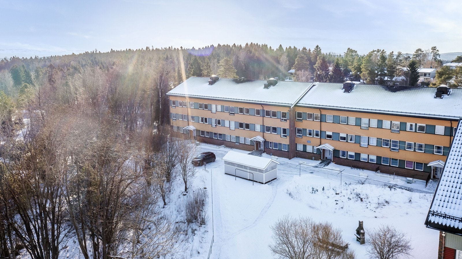 Dette er et eldre bygg og har derfor lave felleskostnader på kun 5068 ,- i mnd Galleribilde