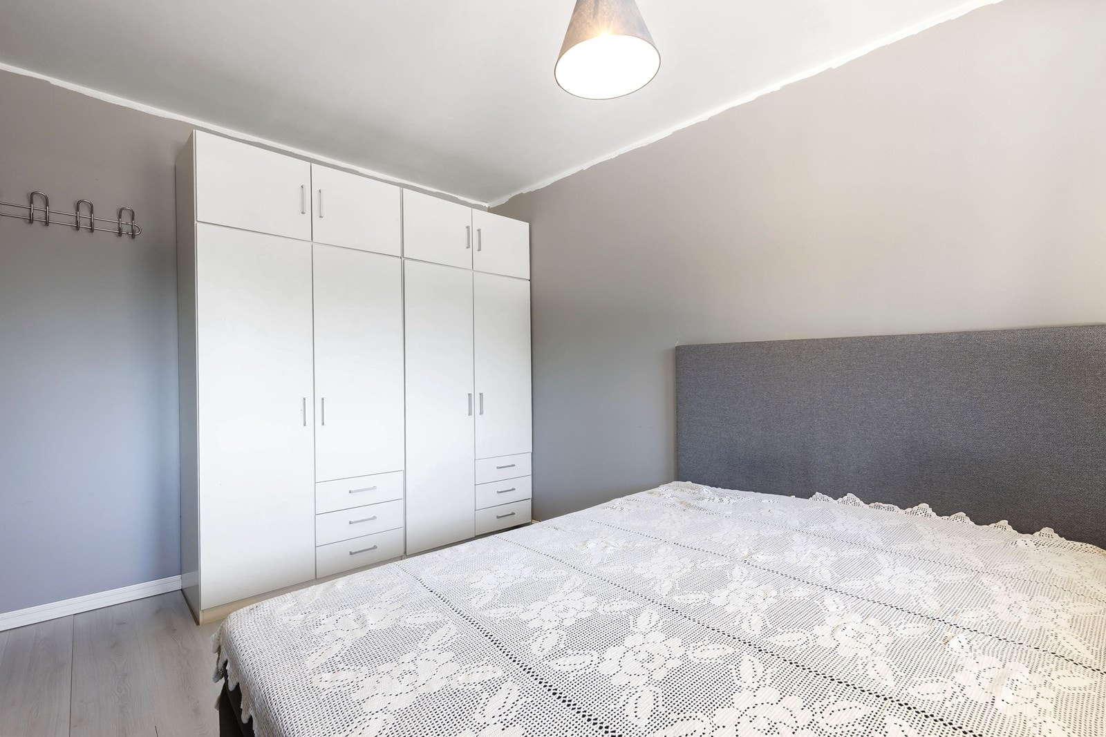 Leiligheten har 1 romslig soverom med plass til dobbeltseng. Her er det også garderobeskap som følger med. Galleribilde