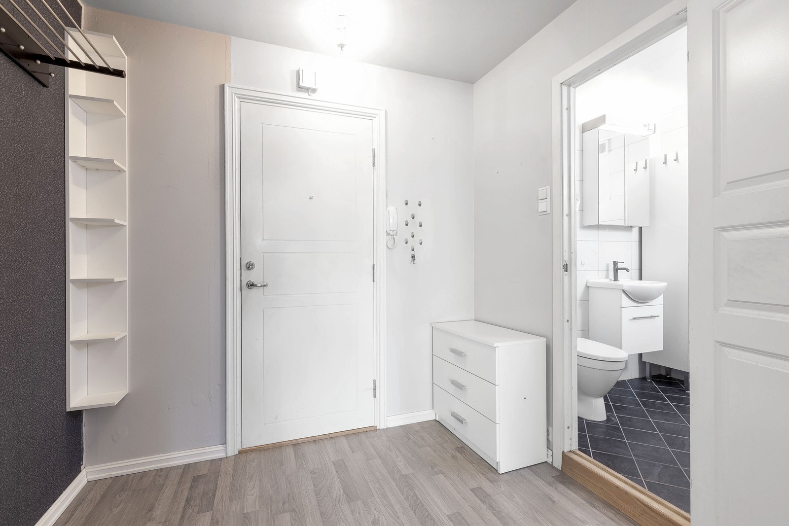 Romslig og lys entré, med praktisk ankomst til badet. Galleribilde