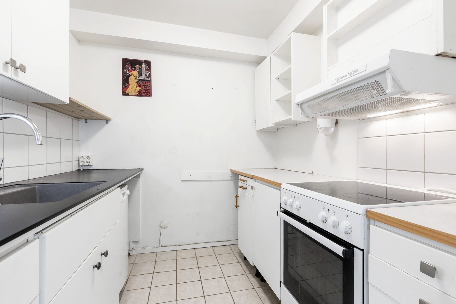 Kjøkkenet har bra med skap-og benkplass Galleribilde