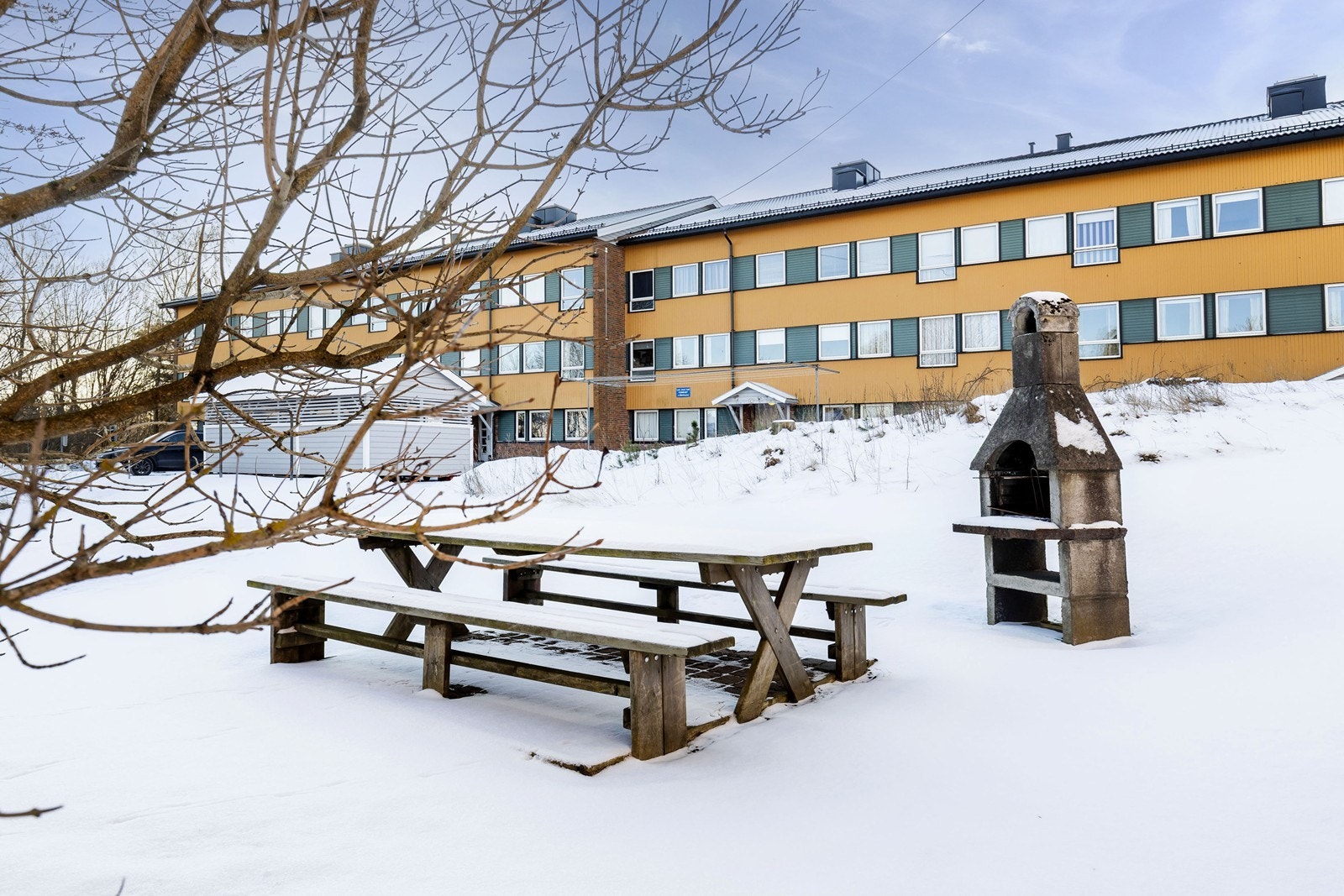 Borettslaget har fellesområde med benker til felles glede. Galleribilde