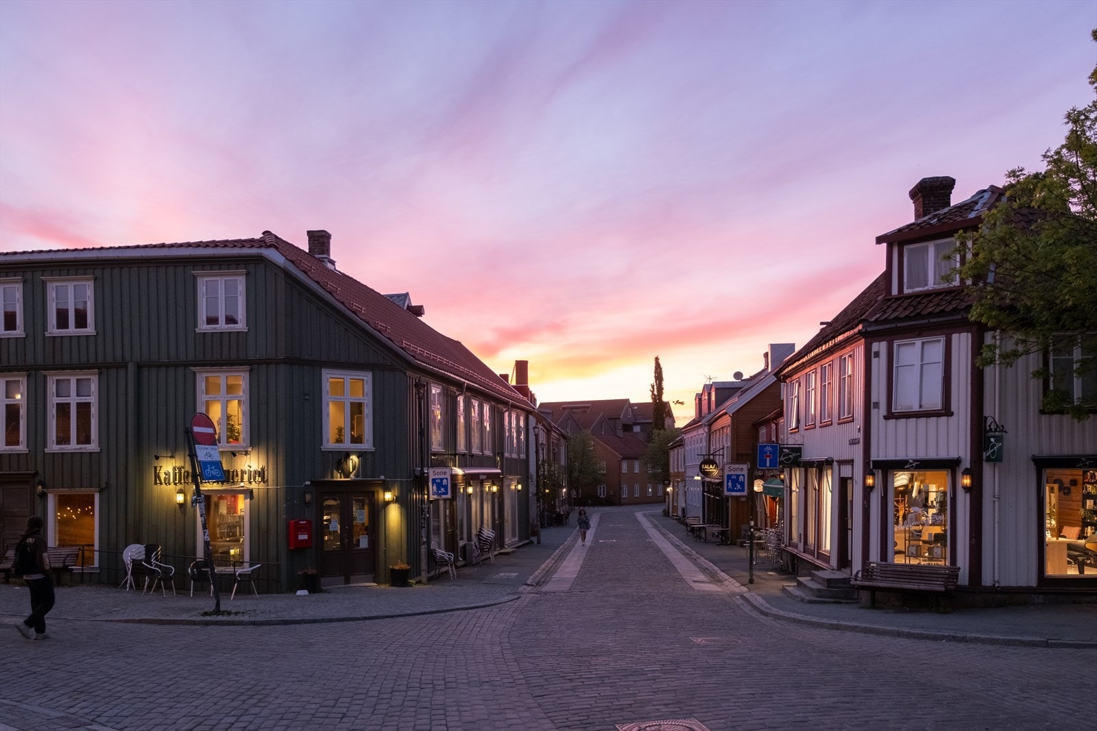 Man kan enkelt ta en spasertur til Bakklandet med flere koselige kaféer og nisjebutikker, eller videre til Solsiden med flere restauranter og uteplasser. Galleribilde