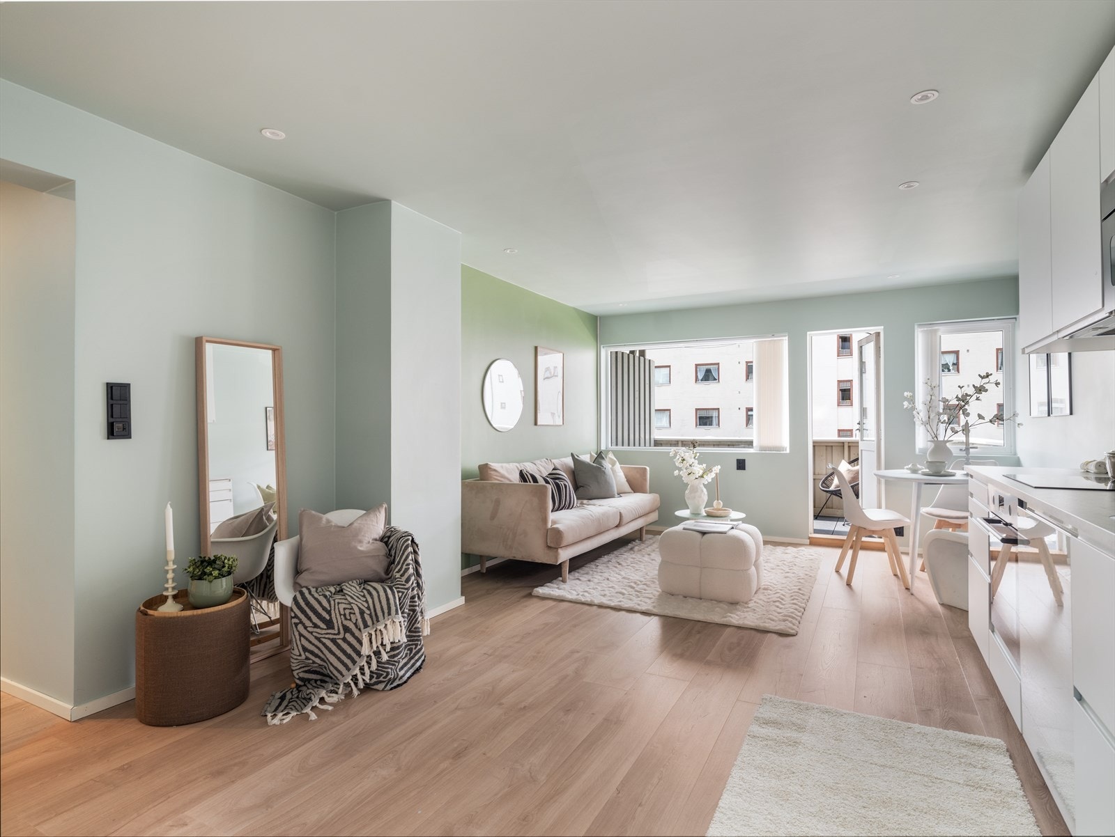 Rommet har fin naturlig belysning med store vindu mot balkongen. Galleribilde