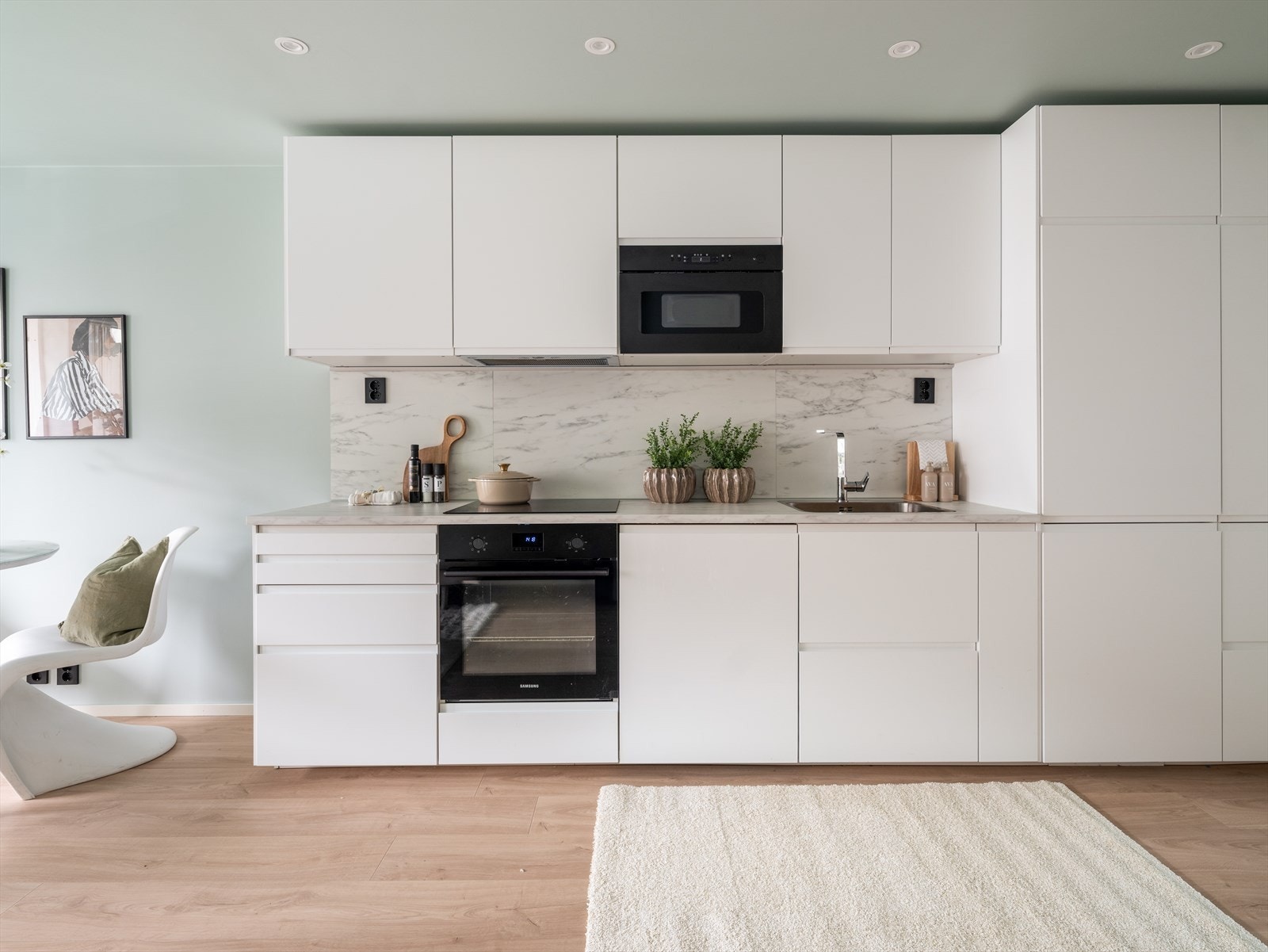 Moderne kjøkkeninnredning med god oppbevaringsplass og integrerte hvitevarer som medfølger i handelen. Galleribilde