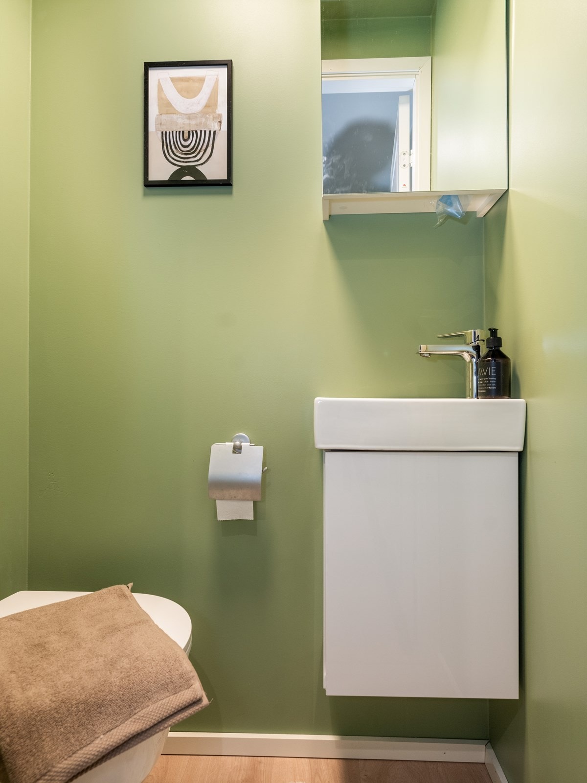 Praktisk separat toalettrom med egen servant og god oppbevaringsplass. Galleribilde