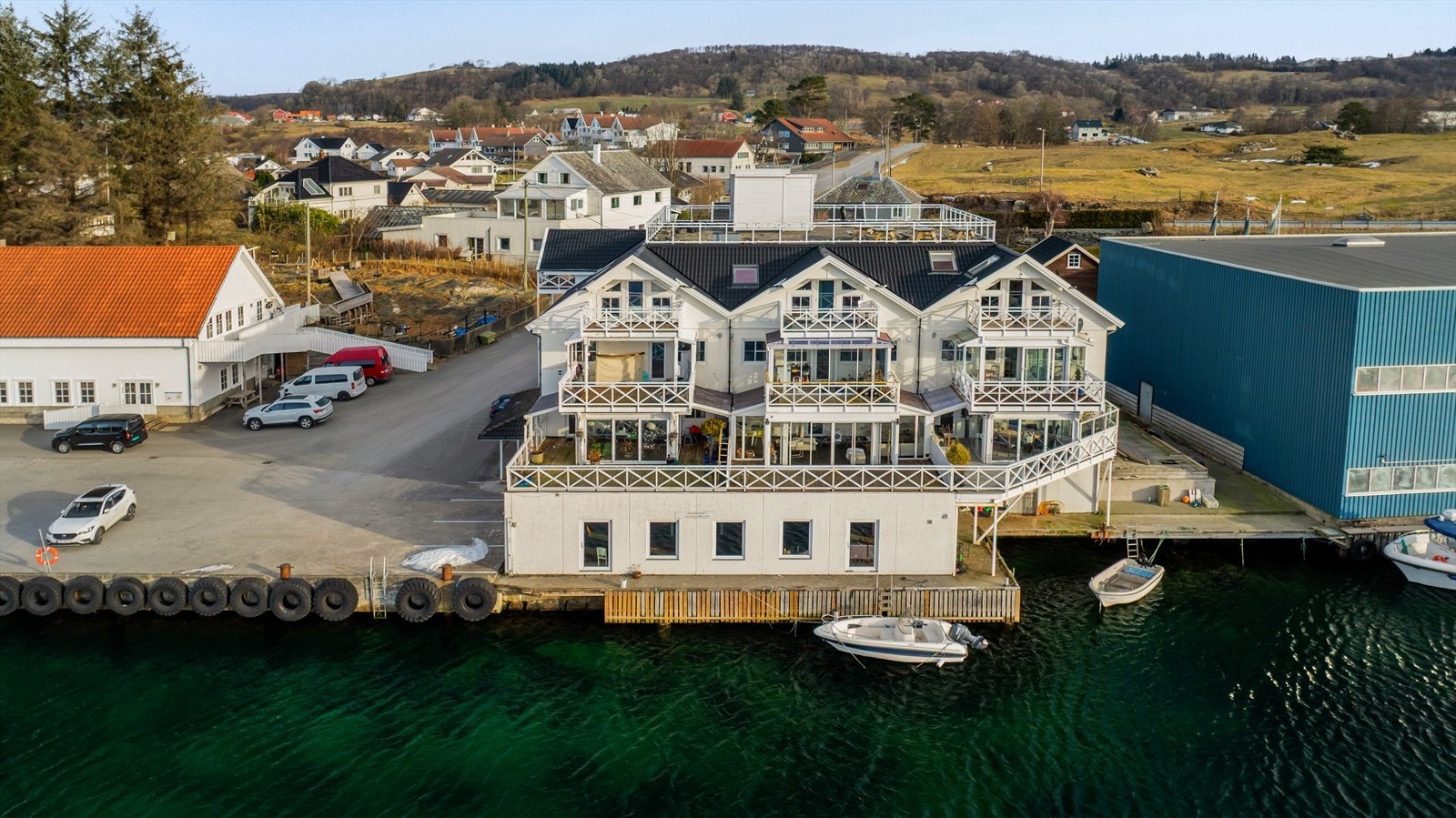 Leiligheten er plassert i byggets 3 etasje, med ingen naboer over deg. Galleribilde